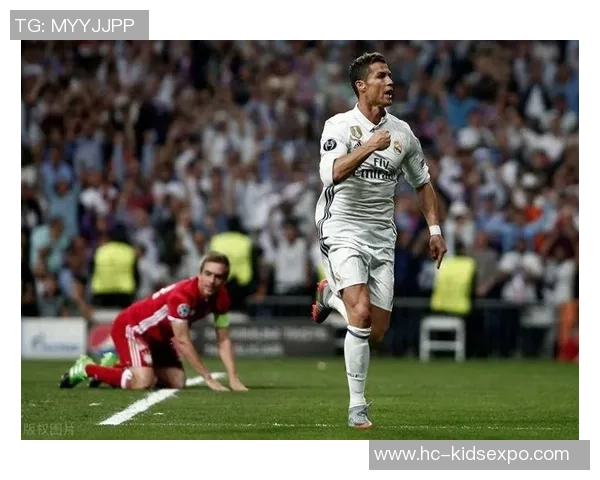 足球场上两位球星同场竞技谁能笑到最后争夺最佳球员之荣